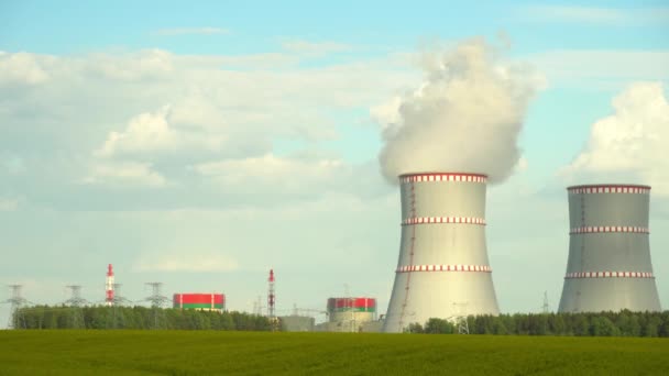 Pijp van de Wit-Russische kerncentrale in Ostravets. — Stockvideo