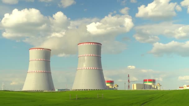 Pijp van de Wit-Russische kerncentrale in Ostravets. — Stockvideo