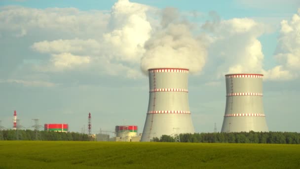 Pijp van de Wit-Russische kerncentrale in Ostravets. — Stockvideo