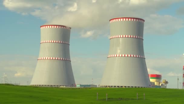 Rohr des belarussischen Atomkraftwerks in Ostrawez. — Stockvideo