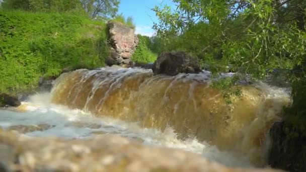 De enige waterval in Wit-Rusland in het sprookjesbos. — Stockvideo