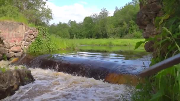 De enige waterval in Wit-Rusland in het sprookjesbos. — Stockvideo