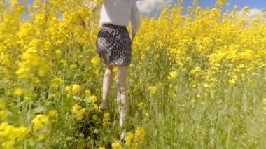 Kadın hızla koşar çiçek açan kolları açık, gülümseyen bir şekilde.