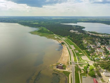 Güneşli bir günde Belarus 'taki Braslav şehrinin insansız hava aracı görüntüsü