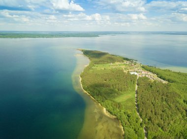 Güneşli bir yaz günü Beyaz Rusya 'da Naroch Gölü' nün insansız hava aracı manzarası. Göl üzerinde bir dron ile güzel bir manzara.