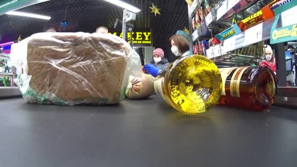 超级市场:收银机收银员的手扫描食品, — 图库视频影像