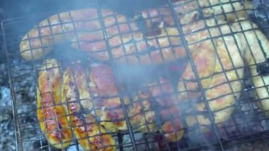 Sosisler açık havada ızgarada kızartılır. Ormanda şenlik ateşi yanıyor.