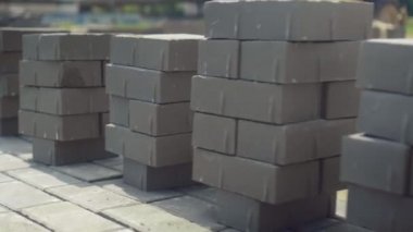 Bir yığın döşeme tahtası sıraya dizilmiş. Levhalar üzerindeki kamera panoraması.