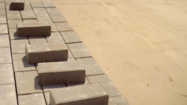 Bir yığın döşeme tahtası sıraya dizilmiş. Levhalar üzerindeki kamera panoraması.