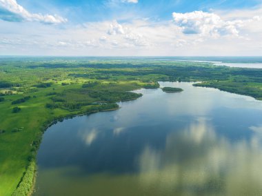 Güneşli bir günde, Braslav Gölleri 'nin güzel manzarası bulutlu bir gökyüzü, Belarus.