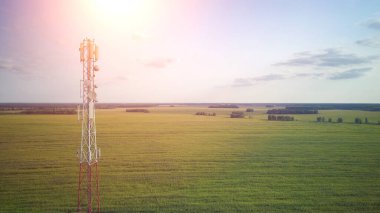 Kırsaldaki bir telekomünikasyon kulesinin insansız hava aracı görüntüsü tarımsal mısır tarlalarında kopyalanmış hücre ağı antenleri ile