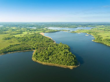 Göl manzarası çok güzel ve insansız hava aracı var. Birçok göl adası güneşli bir günde ormanlarla, tarlalarla kaplıdır.