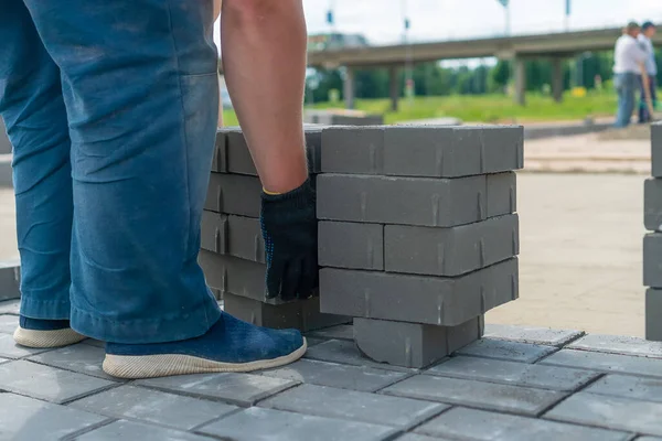 Dolgozó Ember Fog Egy Csomó Betontéglát Megfelelő Helyre Akarja Vinni — Stock Fotó