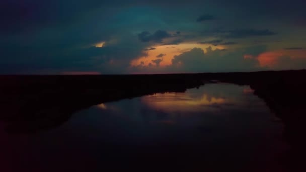 Bela laranja colorido do céu pôr do sol no lago. voo de um drone. — Vídeo de Stock
