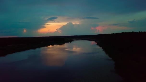 호수에는 아름다운 황금빛 황혼 하늘이 펼쳐져 있습니다. 드론의 비행. — 비디오