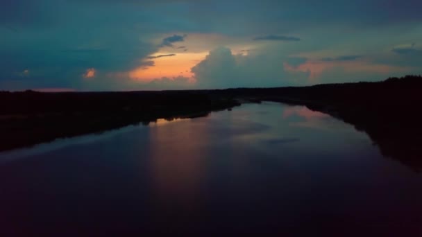 Prachtig kleurrijk oranje van zonsondergang hemel in meer. vlucht van een drone. — Stockvideo