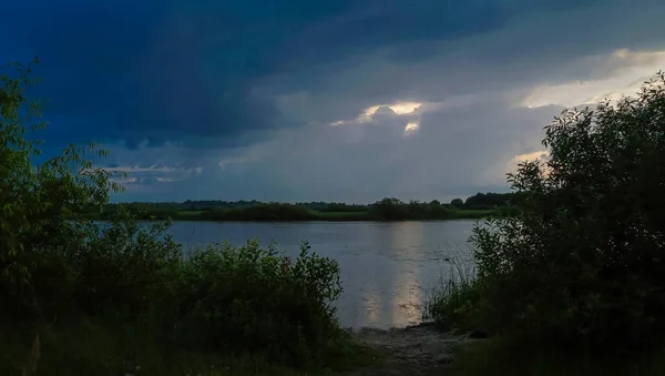 Beautiful Landscape Lake Threatening Rainy Clouds Raindrops Water Summer Evening — Stock Photo, Image