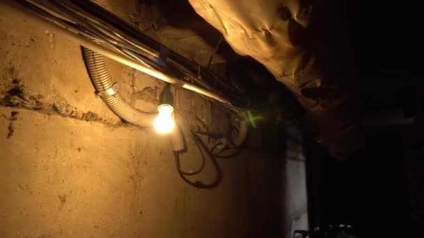 Berjalan melalui ruang bawah tanah gelap tua atau lemari di sebuah rumah tua. — Stok Video