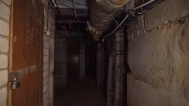 Tome paseo a través de un viejo sótano oscuro subterráneo o armario en una casa vieja. — Vídeo de stock