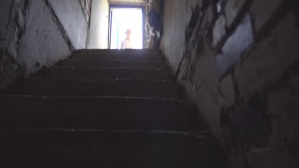 Жуткая старая кирпичная лестница в пугающий подвал или подземелье, — стоковое видео