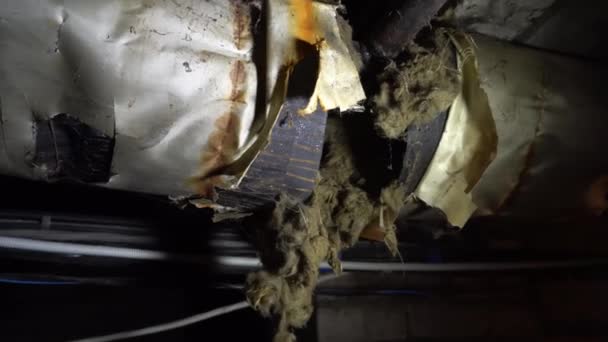 Wandel door een oude donkere ondergrondse kelder of kast in een oud huis. — Stockvideo