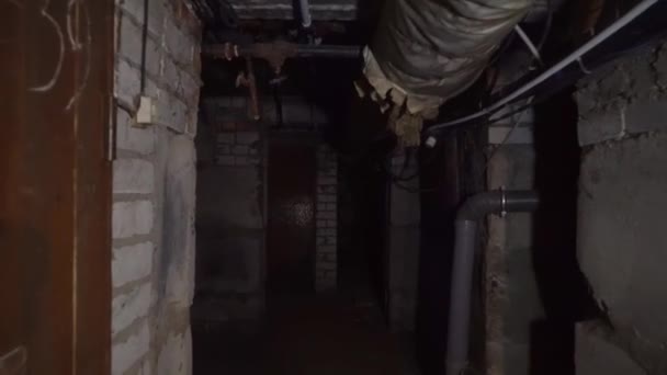 Tome paseo a través de un viejo sótano oscuro subterráneo o armario en una casa vieja. — Vídeo de stock