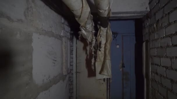 穿过旧房子黑暗的地下旧地下室或壁橱. — 图库视频影像