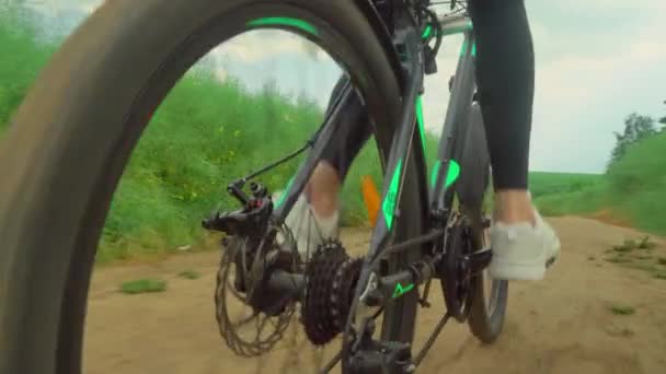 Mujer pedalea una bicicleta, un primer plano de equipo de bicicleta. cadena y un cassette. — Vídeo de stock