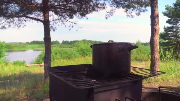 Сковородка на гриле с углем, приготовление пищи на открытом воздухе в сковороде, — стоковое видео