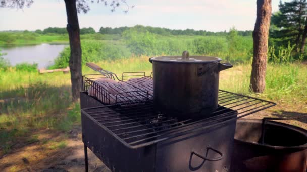 石炭で焼く、鍋で調理する、バーベキューソーセージ肉を焼きます. — ストック動画