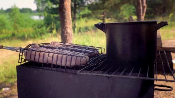 Grill met kolen, koken in steelpan, barbecue worst vlees worden gegrild. — Stockvideo