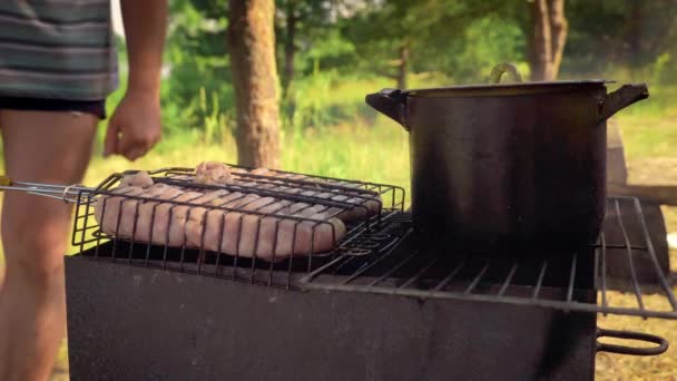 Grill z węglem, gotowanie w rondlu, kiełbasa grillowana. — Wideo stockowe