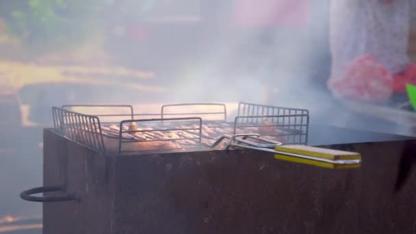 Cuisson des saucisses sur un gril en fonte en plein air close-up. Pitknik. — Video