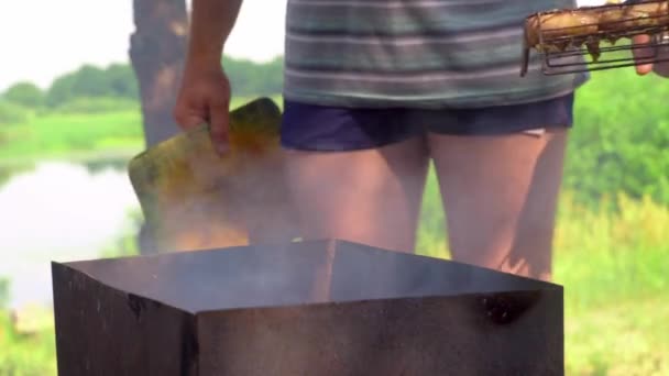 Cuisson des saucisses sur un gril en fonte en plein air close-up. Pitknik. — Video