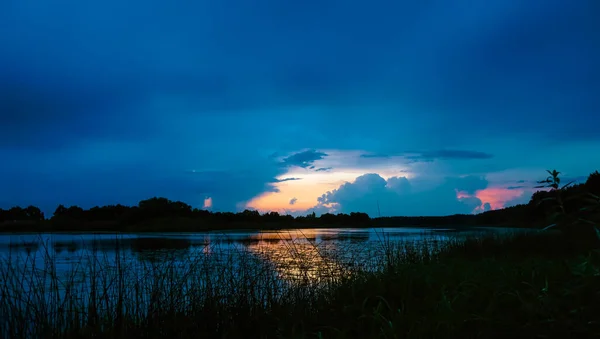 Beau Coucher Soleil Magique Sur Lac Avec Des Nuages Bouclés — Photo