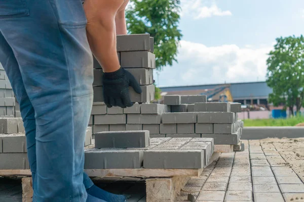 Pracující Muž Vezme Hodně Betonových Cihel Chce Přesunout Správné Místo — Stock fotografie