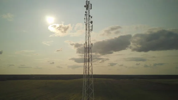 Drónkilátás Egy Vidéki Telekommunikációs Toronyra Mezőgazdasági Kukoricaföldeken Cellás Hálózati Antennákkal — Stock Fotó