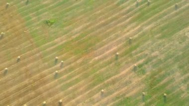 İnsansız hava aracı samanlı samanlıkların olduğu bir arazide uçuyor..