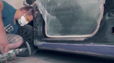 Usta eşikleri tamir eder ve onları özel bir zımpara makinesi veya öğütücüyle temizler..