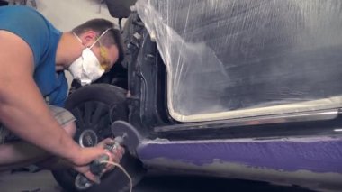 Usta eşikleri tamir eder ve onları özel bir zımpara makinesi veya öğütücüyle temizler..