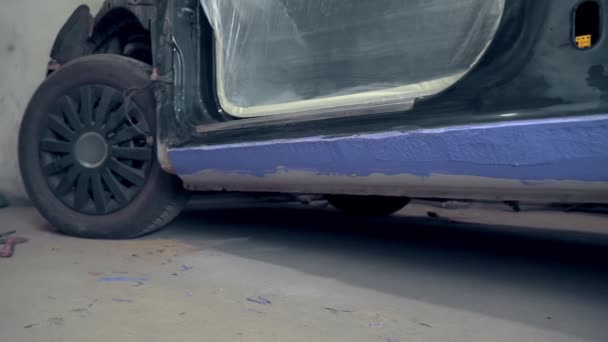La restauración de un coche retro de la corrosión por óxido. Sustitución de umbrales — Vídeo de stock