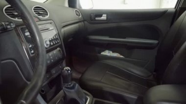 Ford 'un içi içeriden, kamera hareket ediyor.