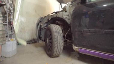 Kanadı beyaz zeminde yenisiyle değiştirip boşluklara göre dener..