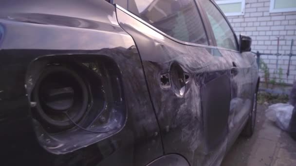 Close-up do carro desmontado do lado, localizado na garagem antes da pintura. — Vídeo de Stock