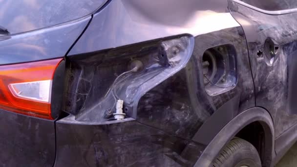 Zbliżenie zdemontowanego samochodu z boku, umieszczonego w garażu przed malowaniem. — Wideo stockowe