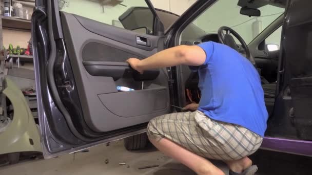 El maestro quita o ajusta la puerta interior del coche para restaurar el coche — Vídeos de Stock