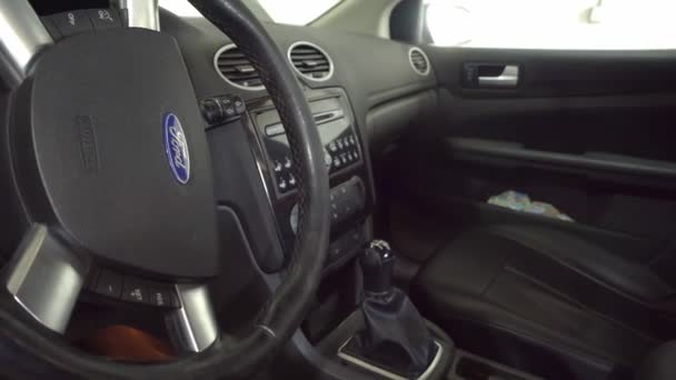 L'intérieur de la voiture Ford de l'intérieur, la caméra se déplace — Video