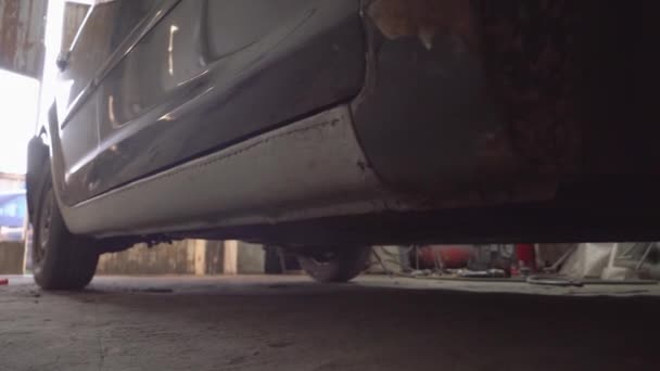 Restaurar um carro retro de corrosão ferrugem. Limiares de substituição — Vídeo de Stock