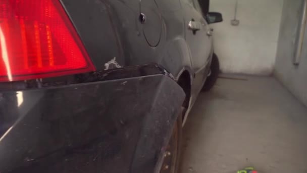 La restauración de un coche retro de la corrosión por óxido. Sustitución de umbrales — Vídeos de Stock