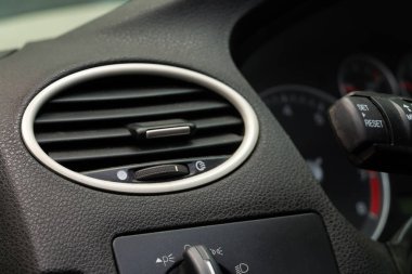 Arabanın içerisindeki, arabadaki klimanın yakın plan görüntüsü.